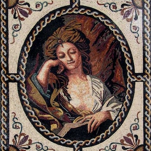 Puede incluir: Una obra de arte en mosaico que representa a una mujer con el pelo largo y castaño, vestida con una túnica blanca y sosteniendo un libro. La obra está enmarcada con un borde decorativo de cuerdas entrelazadas y motivos florales.