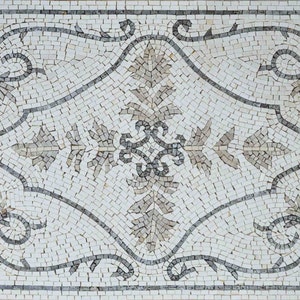Könnte beinhalten: Ein weißer und grauer Mosaikfußboden mit einem geometrischen Muster aus Blättern und Spiralen.