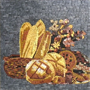 Puede incluir: Una obra de arte en mosaico que representa una naturaleza muerta con una variedad de frutas y verduras. La obra está hecha de pequeñas baldosas de colores dispuestas en un patrón para crear una imagen realista. El fondo es gris oscuro.