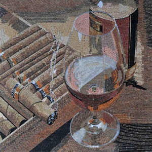 Puede incluir: Una obra de arte en mosaico que representa una copa de vino tinto y una caja de puros. La copa es de vidrio transparente y tiene una copa redonda y un tallo largo. La caja de puros es de madera y tiene un acabado marrón. La obra de arte está hecha de pequeños trozos de vidrio y piedra de colores.