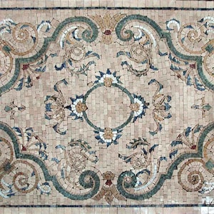 Puede incluir: Un suelo de baldosas de mosaico beige, verde y blanco con un patrón floral. El centro del diseño presenta un motivo circular con fondo blanco y centro amarillo.