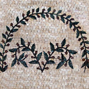 Könnte beinhalten: Ein Mosaikfliesendesign mit einem sich wiederholenden Muster aus grünen Blättern und braunen Beeren. Das Design ist auf einem beigefarbenen Hintergrund.