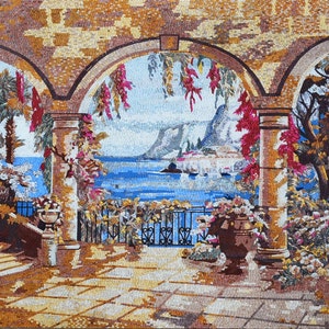 Puede incluir: Un arte de pared de mosaico que representa una vista de una ciudad costera a través de una serie de arcos. La escena presenta un mar azul, una costa rocosa y edificios con techos rojos. La vegetación exuberante y las flores enmarcan los arcos.