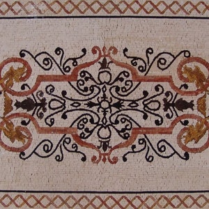 Könnte beinhalten: Ein beigefarbener Marmormosaikteppich mit einem komplizierten floralen Design in Schwarz, Rot und Gold. Der Teppich hat einen Rand aus braunen und beigen Quadraten.