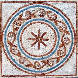 Könnte beinhalten: Eine quadratische Mosaikfliese mit einem kreisförmigen Design. Die Mitte des Kreises zeigt ein rotes Sternburst-Muster. Der äußere Ring des Kreises hat ein blaues und rotes Muster.