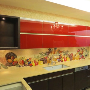Puede incluir: Una cocina moderna con armarios rojos y un salpicadero de mosaico de frutas. Los armarios son brillantes y reflejan la luz. El salpicadero presenta una variedad de frutas coloridas. Las encimeras son de color beige claro.