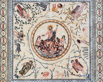 Op de afbeelding: Een kleurrijk mozaïek dat een scène uit de Griekse mythologie voorstelt. Een centrale figuur, waarschijnlijk Poseidon, staat op een wagen die wordt getrokken door zeepaardjes. Rondom hem bevinden zich verschillende figuren en dieren, waaronder een leeuw, een panter en een vogel. Het mozaïek is ingelijst in een vierkant frame met een decoratieve rand.