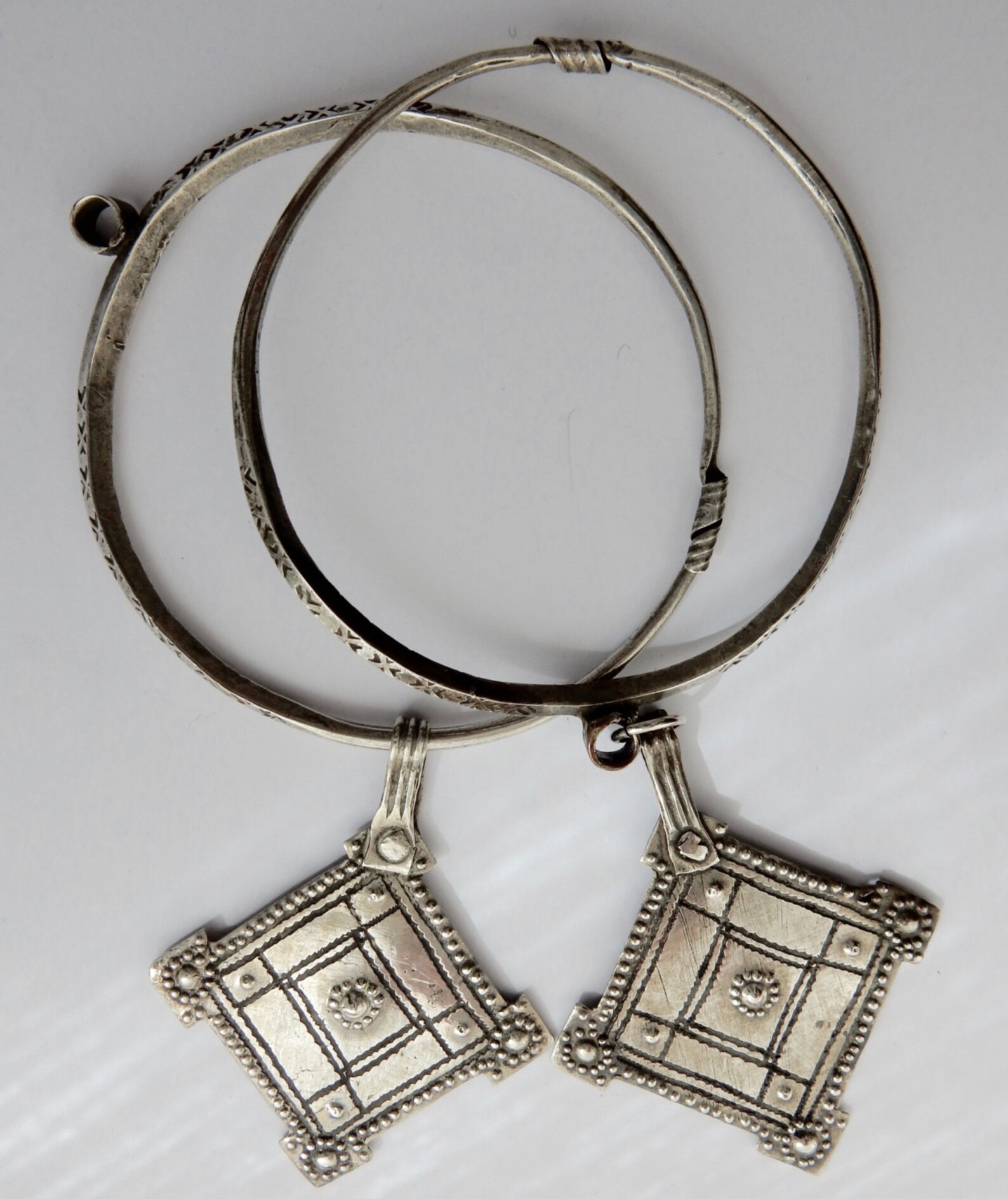 Boucles D'Oreilles En Argent Sterling Cisellées Style Arabesque - Occasion