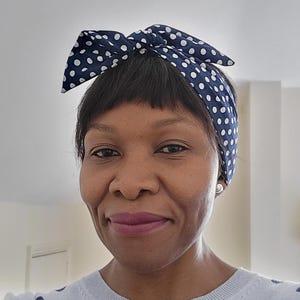 Foulard de style vintage, cravate rétro à pois bleu marine et blanc