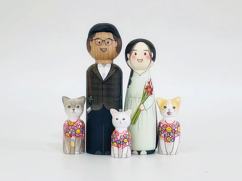 Custom Family Figures / Family Portraits / Personalized Family with Pets / Custom Peg Dolls / Personalized Family Gift Couple + 3 pets/kids