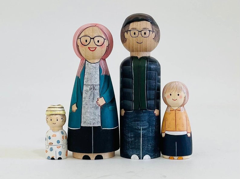 Custom Family Figures / Family Portraits / Personalized Family with Pets / Custom Peg Dolls / Personalized Family Gift Couple + 2 pets/kids
