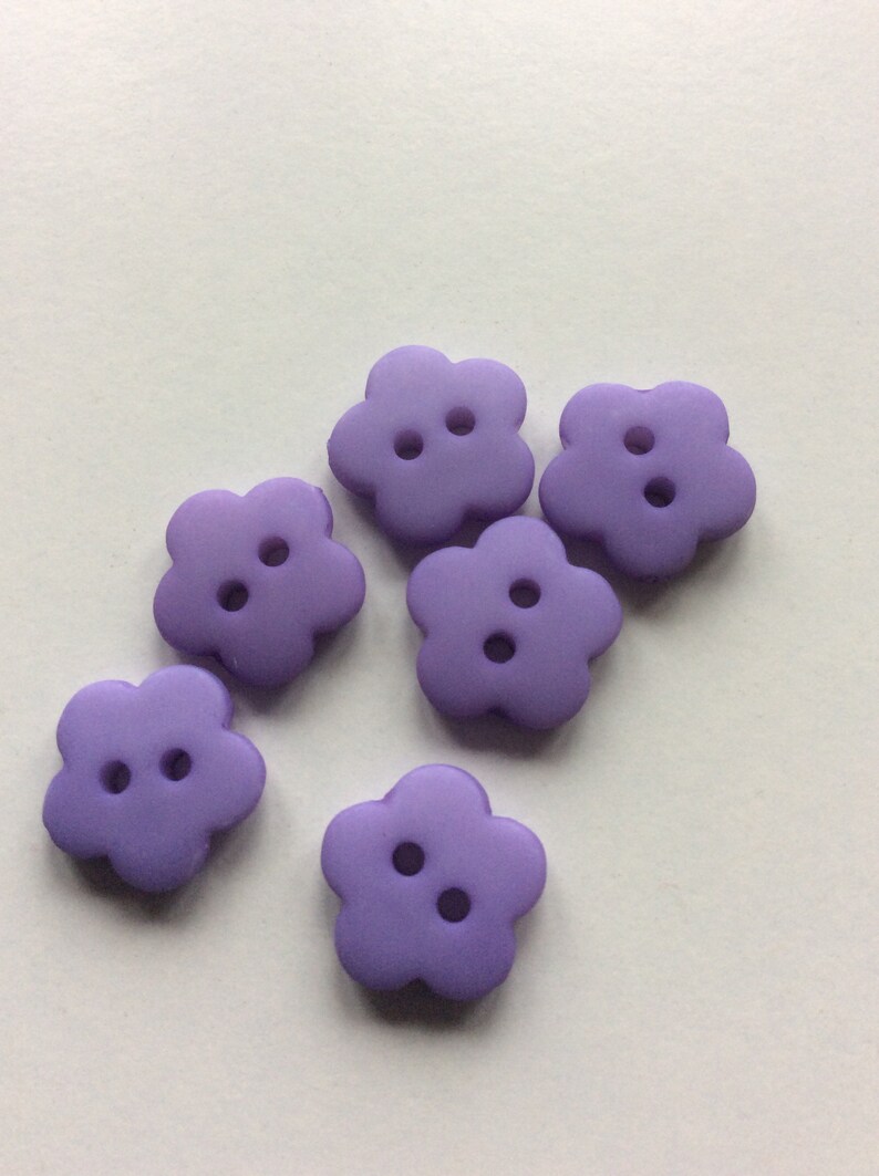 Pack 6 lilac colour flower design, 10 mm , 2 hole buttons Freepost U.K.yh Bild 1