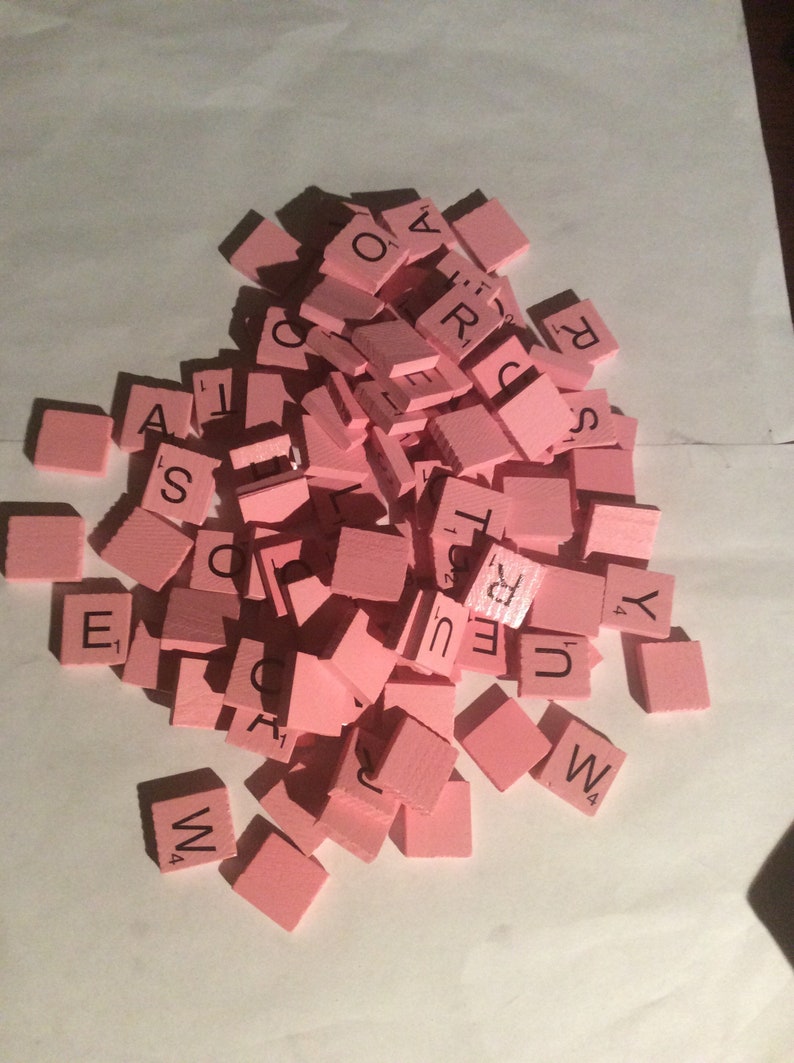 Lettres type Scrabble en bois peint en rose image 1