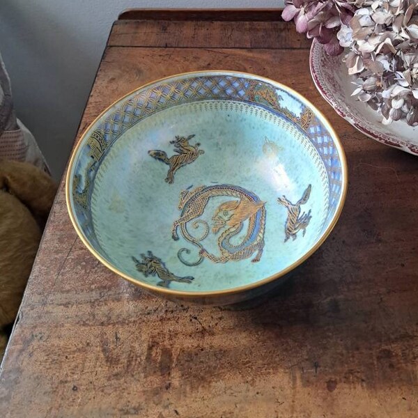 Stunning large RARE WEDGWOOD Green Lustreware Dragons Z4831 footed bowl 8 inch 20cm diameter - slight crack