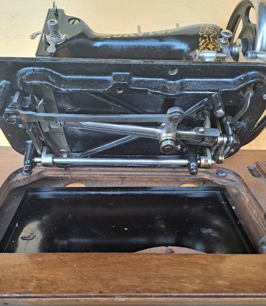 Davis Model UF Antique Hand Crank Sewing Machine,this Machine Was