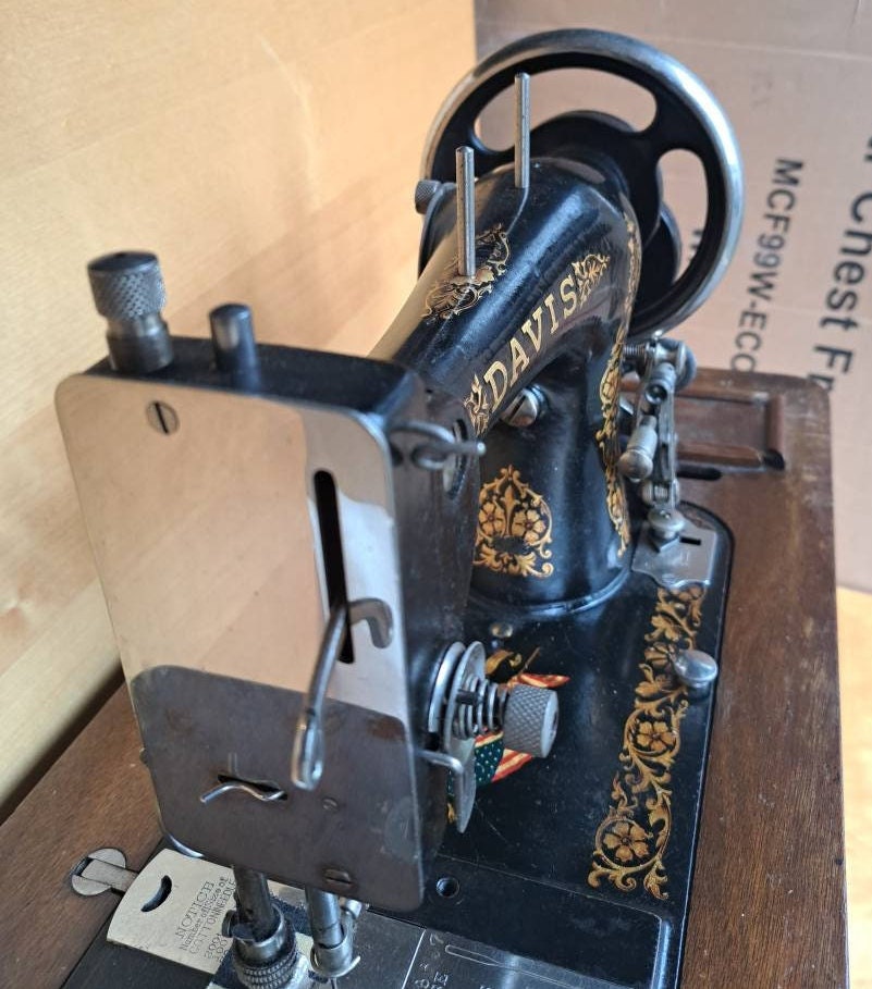 Davis Model UF Antique Hand Crank Sewing Machine,this Machine Was