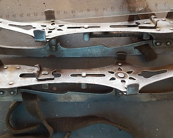 Patins de gelo vintage ajustáveis, fabricados pela MERKUR, tamanho 23R, com a marca E.Miauton Montreux.