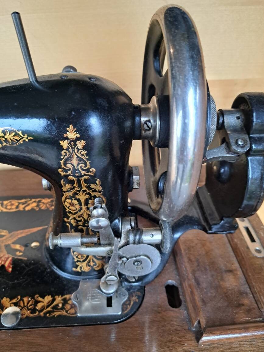Davis Model UF Antique Hand Crank Sewing Machine,this Machine Was