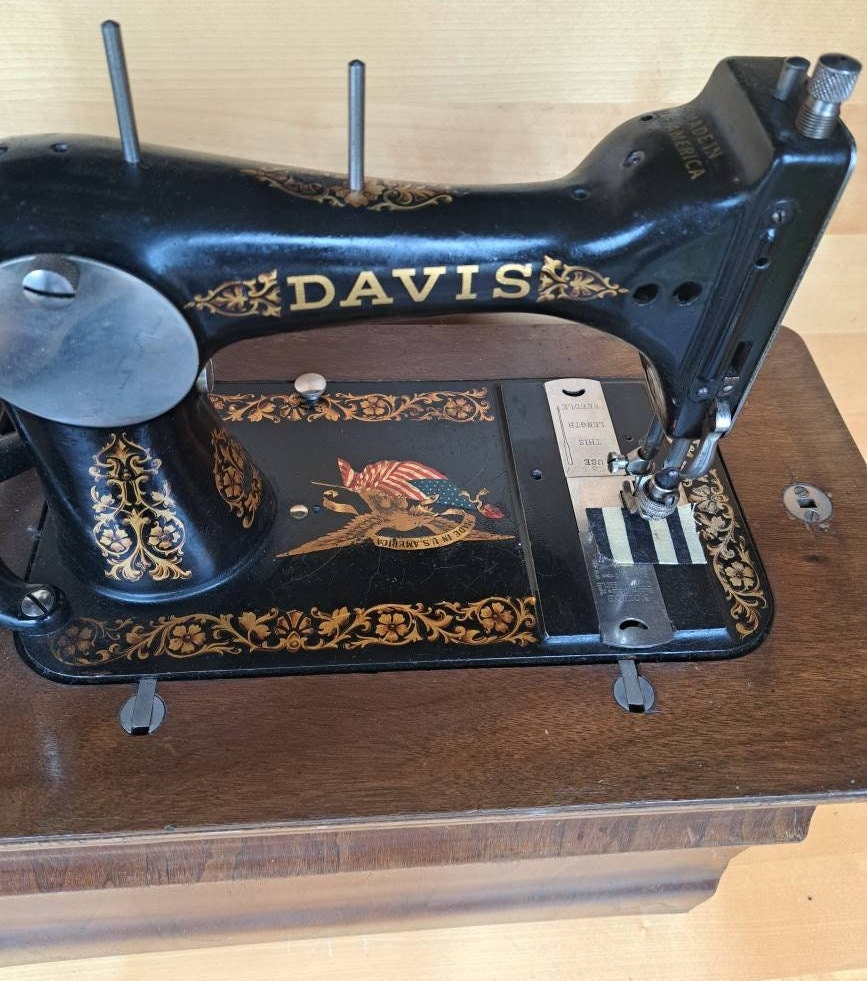 Davis Model UF Antique Hand Crank Sewing Machine,this Machine Was