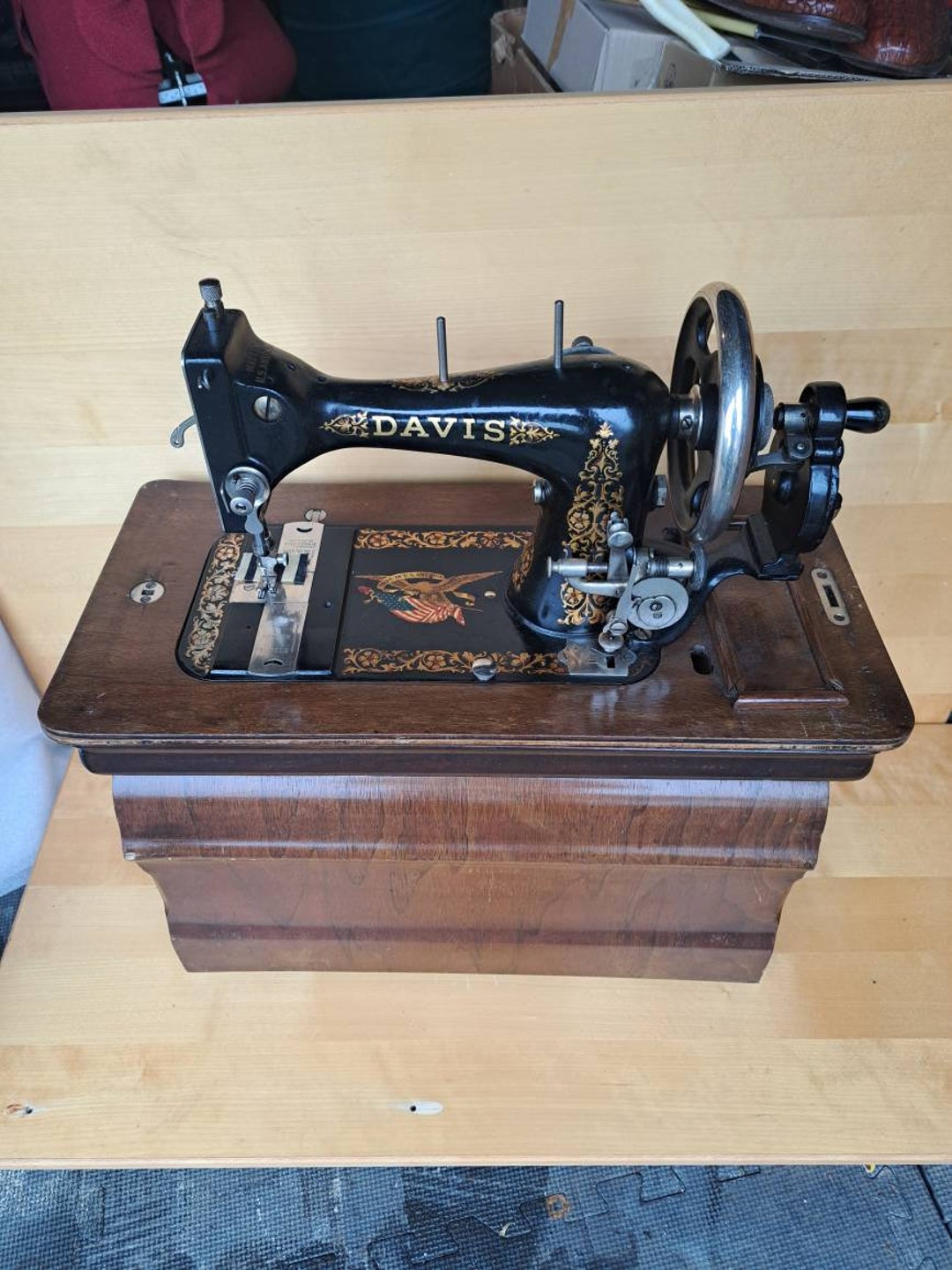 Davis Model UF Antique Hand Crank Sewing Machine,this Machine Was