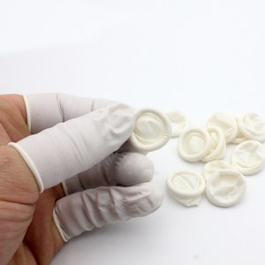 ShapesbyX 100 stuks rubberen vingerbedjes, handschoenen voor vingers beschermen vingers en sieraden, vingerkapjes melkwit
