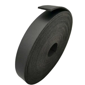 K&ouml;nnte beinhalten: Eine Rolle schwarzes Lederband, aufgerollt und bereit f&uuml;r Bastelprojekte.