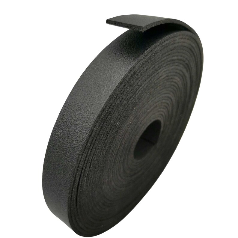 K&ouml;nnte beinhalten: Eine Rolle schwarzes Lederband, aufgerollt und bereit f&uuml;r Bastelprojekte.