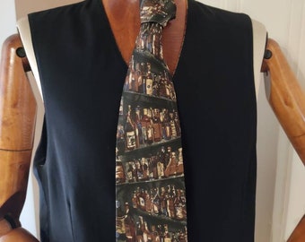 Può includere: Una cravatta di seta marrone e verde con un motivo di bottiglie di liquore su uno scaffale. La cravatta è annodata attorno al collo di un manichino di legno.