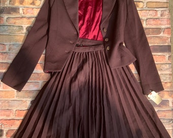 Classic women’s burgundy Blazer w/ pleated skirt suit size -small
