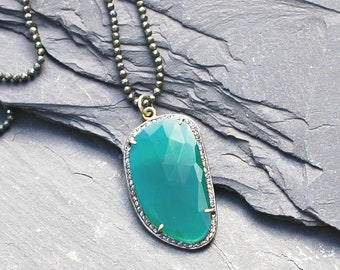 Zielony onyks i diamentowy wisiorek, długi srebrny naszyjnik z koralików pirytu, biżuteria projektanta Boho Luxe