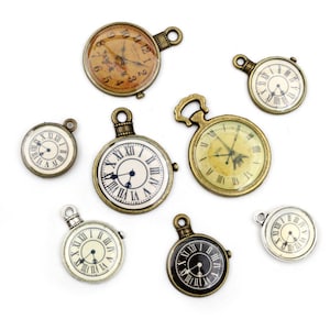 Può includere: Otto ciondoli a forma di orologio in stile antico con quadranti a numeri romani. I ciondoli sono in metallo e hanno un aspetto vintage. Alcuni ciondoli hanno una finitura marrone, mentre altri hanno una finitura argentata.