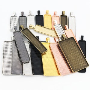 Peut inclure: Assortiment de plateaux rectangulaires en métal pour pendentifs, dans différentes finitions, notamment argent, or, noir, bronze et or rose. Les plateaux ont un motif en grille et sont conçus pour être utilisés avec de la résine ou d'autres matériaux de bricolage.