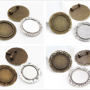 Puede incluir: Cuatro estilos diferentes de ajustes de camafeo redondo en blanco de metal. Cada ajuste tiene un diseño diferente alrededor del borde. Los ajustes están disponibles en plata y bronce.