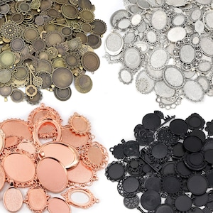 Puede incluir: Surtido de bandejas colgantes de metal plateado, dorado y oro rosa con diseños ornamentados. Las bandejas son de varios tamaños y formas, incluyendo redondas, ovaladas y rectangulares.