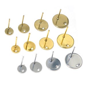 Può includere: Un set di tre tazze in ceramica con finitura opaca e macchiettata. Le tazze sono nei toni del crema, grigio chiaro e grigio scuro. Ogni tazza ha un design semplice e minimalista.