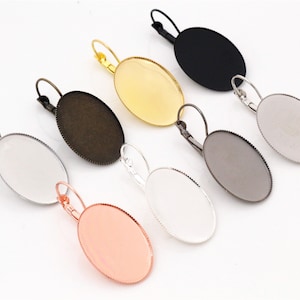 Peut inclure: Ensemble de six ébauches de boucles d'oreilles ovales avec différentes finitions métalliques : or, argent, noir, bronze, or rose et canon de fusil. Chaque ébauche a un bord lisse et biseauté.