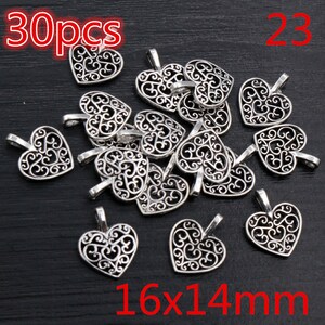 K&ouml;nnte beinhalten: Drei&szlig;ig silberne Filigran-Herz-Anh&auml;nger, jeder misst 16 mm x 14 mm. Die Anh&auml;nger haben ein zartes, filigranes Design und sind perfekt f&uuml;r die Schmuckherstellung oder zum Basteln.