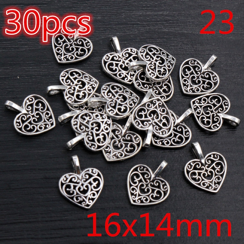 K&ouml;nnte beinhalten: Drei&szlig;ig silberne Filigran-Herz-Anh&auml;nger, jeder misst 16 mm x 14 mm. Die Anh&auml;nger haben ein zartes, filigranes Design und sind perfekt f&uuml;r die Schmuckherstellung oder zum Basteln.