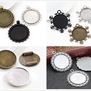 Pode incluir: Conjunto de 4 estilos diferentes de bandejas pendentes de prata e bronze com um centro redondo aberto para adicionar resina, vidro ou outros enfeites. As bandejas são perfeitas para a fabricação de joias e artesanato.