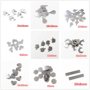 Könnte beinhalten: Eine Auswahl an Edelstahl-Anhängern in verschiedenen Formen: Delfine (21x16mm), Tropfen (18x10mm), Diamanten (12x8mm), Herzen (9x8mm & 13x10mm), Äpfel (12x9mm), Monde (16x11mm), Kreise (15mm) und Rechtecke (39x8mm).