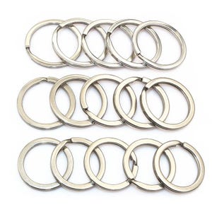 20 piezas/lote de llaveros de acero inoxidable de 25 mm y 28 mm, sin decoloración, con anilla de bucle, venta al por mayor