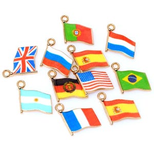 Peut inclure: Un assortiment de breloques dorées en forme de drapeaux de différents pays. Les drapeaux incluent le Royaume-Uni, la Russie, l'Espagne, les États-Unis, le Brésil, la France, l'Allemagne, l'Argentine, le Portugal et les Pays-Bas. Idéal pour la création de bijoux.