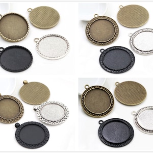 Puede incluir: Cuatro juegos de bandejas redondas para colgantes para la elaboración de joyas. Cada juego incluye una bandeja plateada, negra y bronce con un borde decorativo. Las bandejas tienen un diámetro de 25 mm.