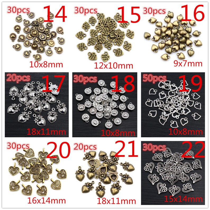 K&ouml;nnte beinhalten: Sortiment von 22 verschiedenen Arten von silbernen und bronzenen herzf&ouml;rmigen Charms. Jeder Charm hat ein anderes Design und eine andere Gr&ouml;&szlig;e. Die Charms sind in einem Rastermuster auf wei&szlig;em Hintergrund angeordnet. Die Charms sind perfekt f&uuml;r die Schmuckherstellung, das Scrapbooking und andere Bastelprojekte.