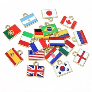 Peut inclure: Collection de breloques rectangulaires en émail représentant des drapeaux nationaux, dont le Royaume-Uni, le Japon et les États-Unis. Chaque breloque a une bordure dorée et une petite boucle pour la fixation.