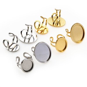Puede incluir: Surtido de bases de anillo redondas en plata y oro. Las bezels están vacías y listas para resina u otros adornos.
