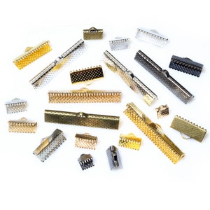 Puede incluir: Surtido de terminales de cordón de metal en dorado, plateado y negro. Los terminales tienen una variedad de acabados, incluyendo liso, texturizado y estampado.