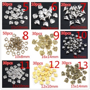 K&ouml;nnte beinhalten: Sortiment an silbernen und goldenen herzf&ouml;rmigen Charms in verschiedenen Designs und Gr&ouml;&szlig;en. Die Charms sind in Reihen angeordnet, wobei die Anzahl der St&uuml;cke und die Abmessungen unter jeder Reihe angegeben sind. Die Charms sind perfekt f&uuml;r die Schmuckherstellung, das Scrapbooking und andere Bastelprojekte.