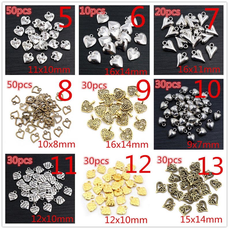 K&ouml;nnte beinhalten: Sortiment an silbernen und goldenen herzf&ouml;rmigen Charms in verschiedenen Designs und Gr&ouml;&szlig;en. Die Charms sind in Reihen angeordnet, wobei die Anzahl der St&uuml;cke und die Abmessungen unter jeder Reihe angegeben sind. Die Charms sind perfekt f&uuml;r die Schmuckherstellung, das Scrapbooking und andere Bastelprojekte.