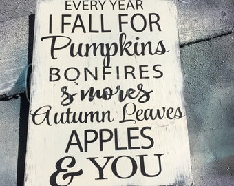Cada año me enamoro de calabazas, hogueras, S'mores, hojas de otoño, manzanas y tú 9 x 12" signo de madera pintada